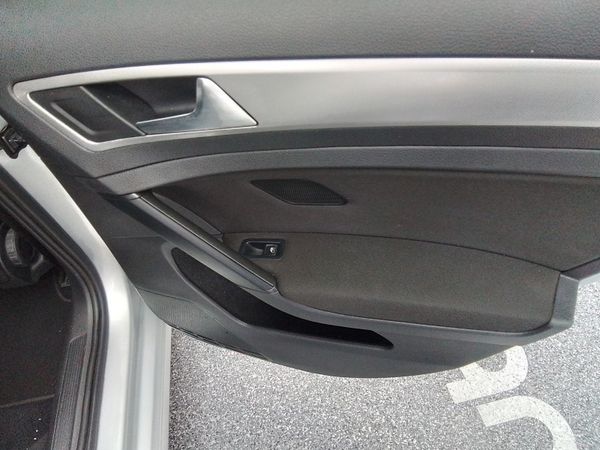 2019-Volkswagen-Golf-VII-10-TSI-Trendline image:16