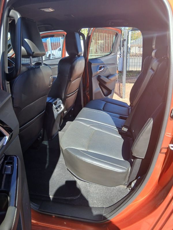2023-Isuzu-D-Max-30-DDI-V-Cross-HR-Auto-Double-Cab image:10