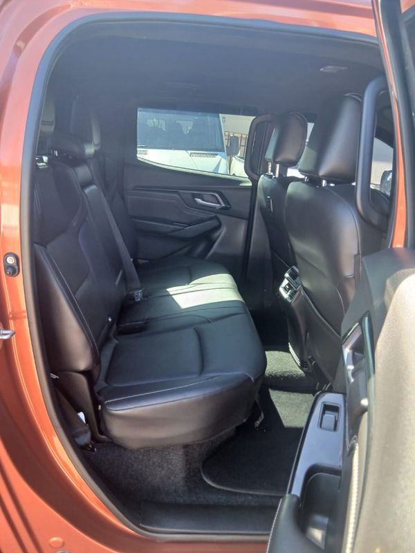 2023-Isuzu-D-Max-30-DDI-V-Cross-HR-Auto-Double-Cab image:8