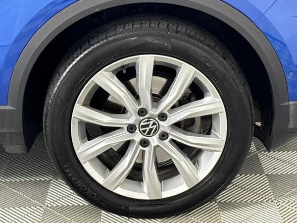 2022-Volkswagen-T-Roc-20-TSI-Design-4Mot-Auto image:4