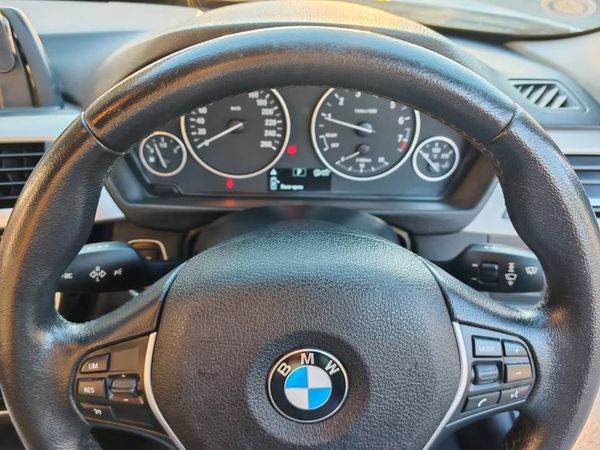 2015-BMW-3-Series-318i-Auto image:9