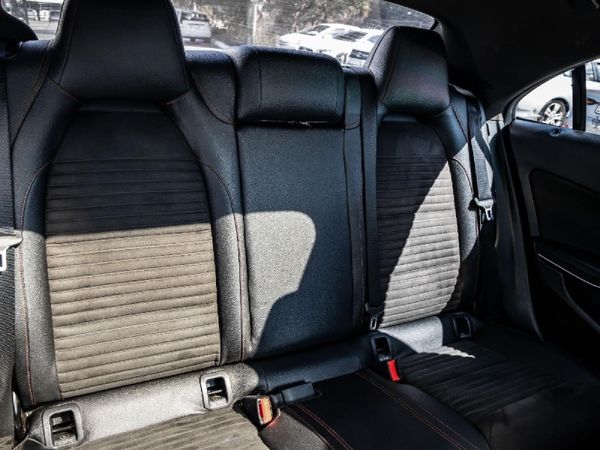 2018-Mercedes-Benz-CLA-200 image:22