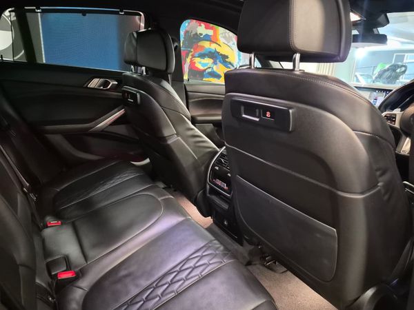2022-BMW-X6-M50i image:5