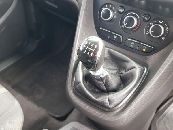 2015-Ford-Tourneo-Connect-10-Trend-SWB image:13