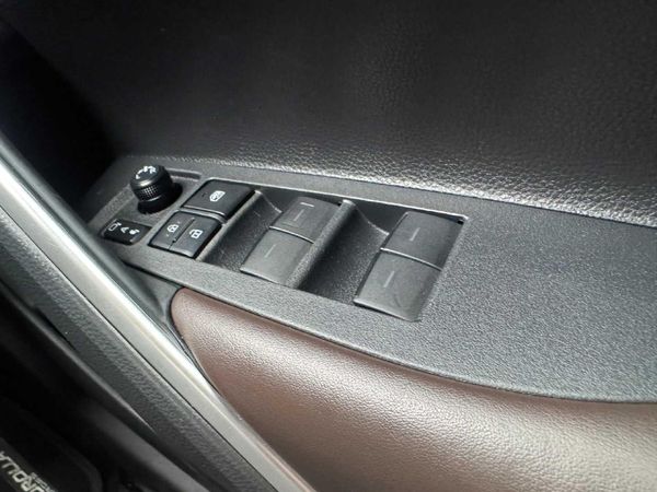 2025-Toyota-Corolla-Cross-18-XR image:18