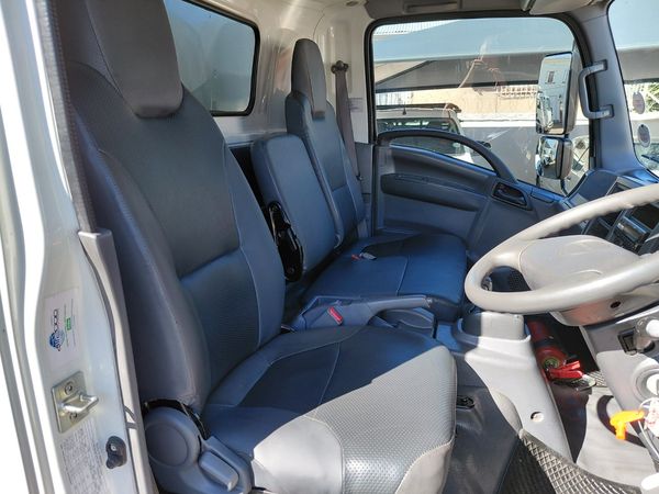 2022-Isuzu-NQR-VANBODY-with-taillift image:3