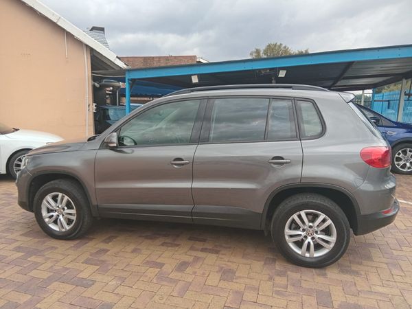 2011-Volkswagen-Tiguan-20-TSI-Sport-Style-4Motion image:9