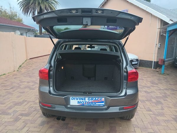 2011-Volkswagen-Tiguan-20-TSI-Sport-Style-4Motion image:12