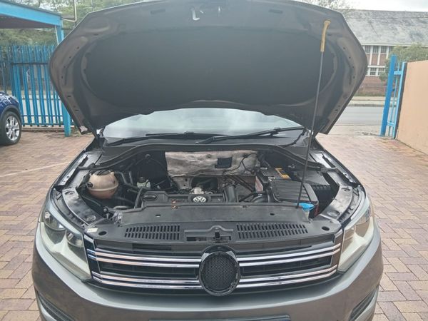 2011-Volkswagen-Tiguan-20-TSI-Sport-Style-4Motion image:17