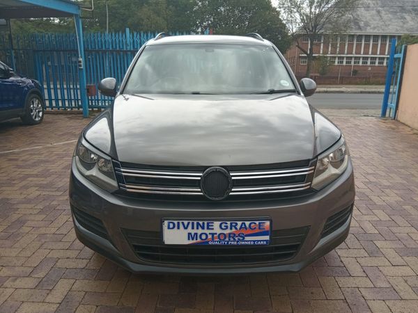 2011-Volkswagen-Tiguan-20-TSI-Sport-Style-4Motion image:1