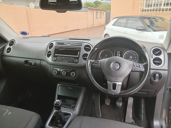 2011-Volkswagen-Tiguan-20-TSI-Sport-Style-4Motion image:4
