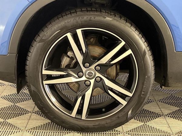 2018-Volvo-XC40-T3-R-Design image:4