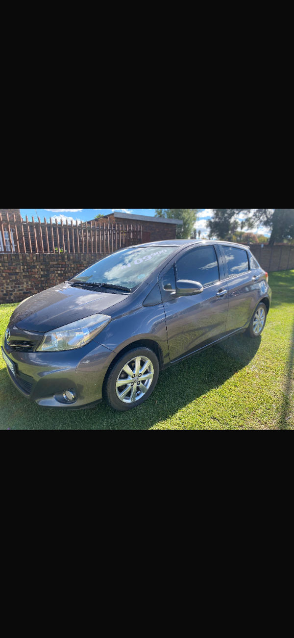 2012-Toyota-Yaris-10-XS-5-dr image:2