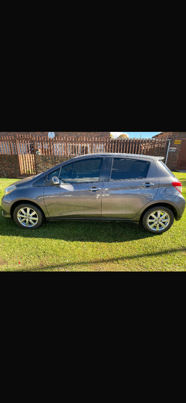 2012-Toyota-Yaris-10-XS-5-dr image:3
