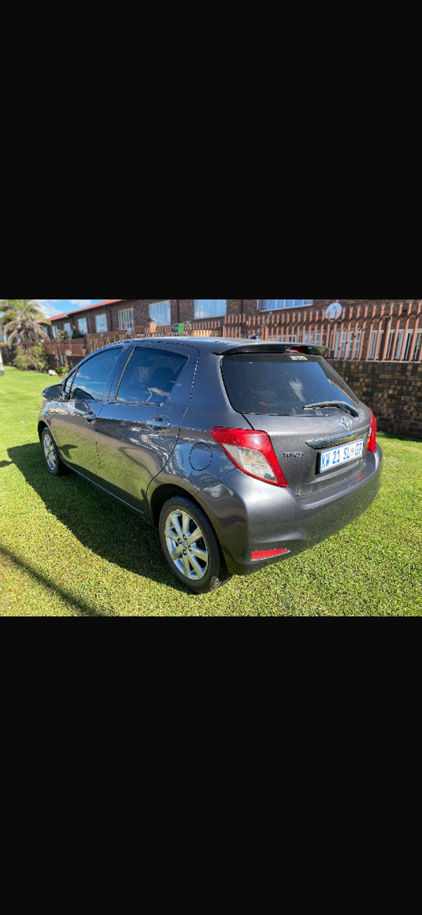 2012-Toyota-Yaris-10-XS-5-dr image:8