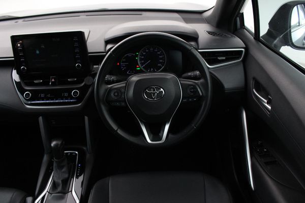 2022-Toyota-Corolla-Cross-18-XS-Hybrid image:5