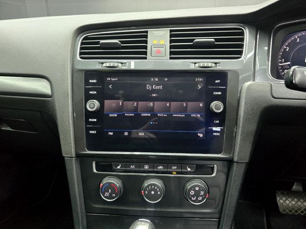 2019-Volkswagen-Golf-VII-14-TSI-Comfortline-Auto image:9
