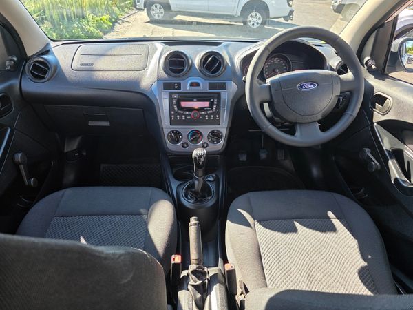 2016-Ford-Figo-14-Ambiente image:10