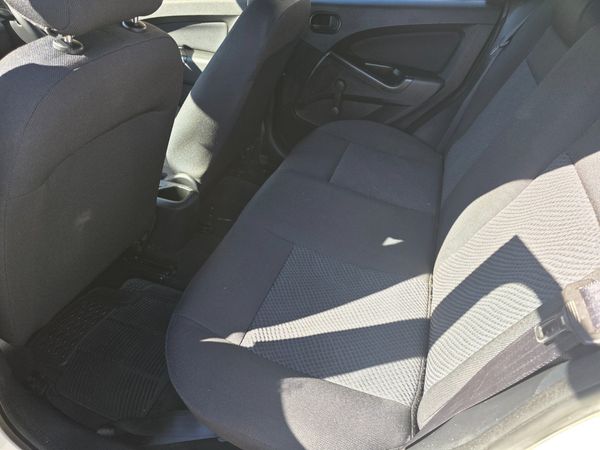 2016-Ford-Figo-14-Ambiente image:11