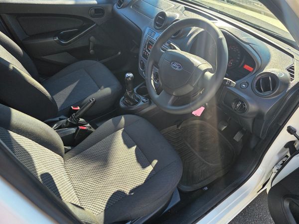 2016-Ford-Figo-14-Ambiente image:13