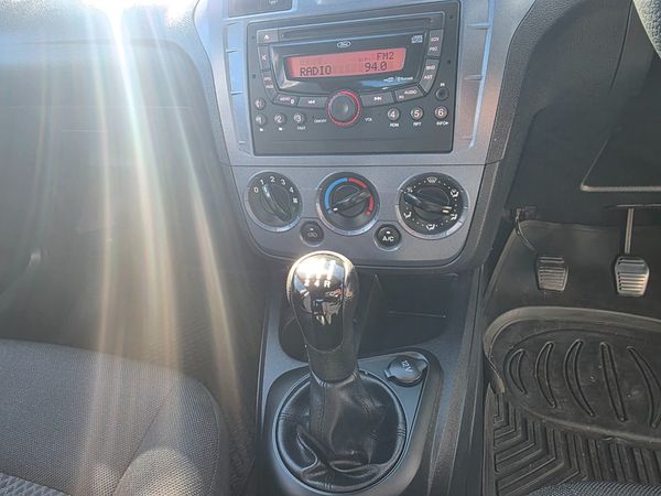 2016-Ford-Figo-14-Ambiente image:14