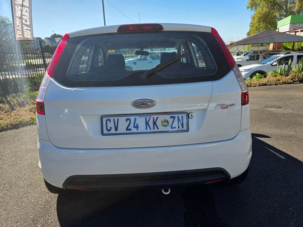 2016-Ford-Figo-14-Ambiente image:6