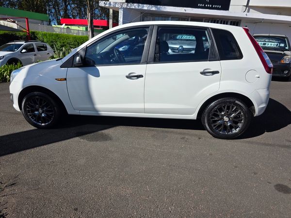 2016-Ford-Figo-14-Ambiente image:7