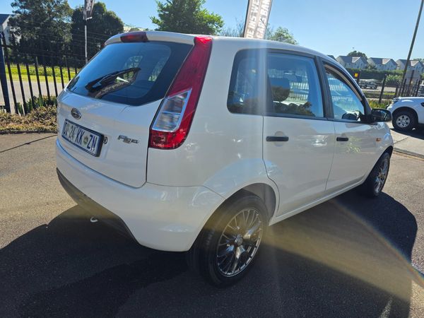2016-Ford-Figo-14-Ambiente image:8