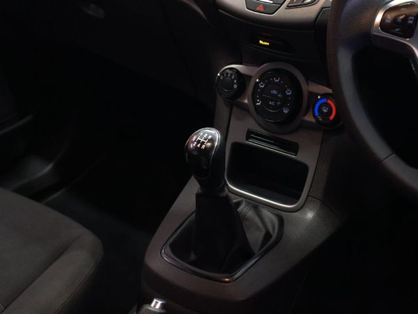 2016-Ford-Fiesta-10-EcoBoost-Ambiente-5-dr image:10