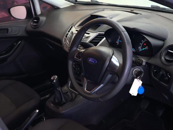 2016-Ford-Fiesta-10-EcoBoost-Ambiente-5-dr image:11