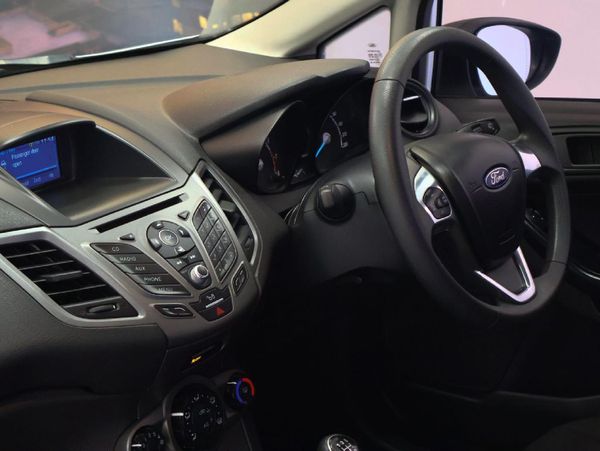 2016-Ford-Fiesta-10-EcoBoost-Ambiente-5-dr image:15