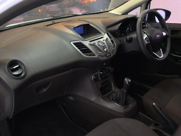 2016-Ford-Fiesta-10-EcoBoost-Ambiente-5-dr image:16