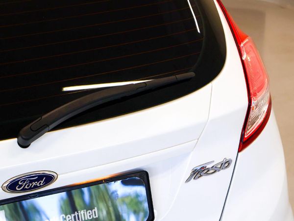2016-Ford-Fiesta-10-EcoBoost-Ambiente-5-dr image:8