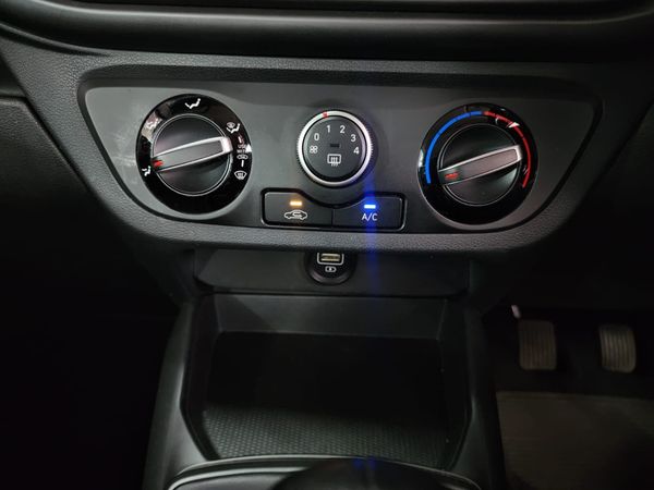 2022-Hyundai-Grand-i10-12-Fluid image:18