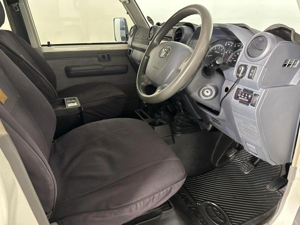 2017-Toyota-Land-Cruiser-79-45-D-Double-Cab image:9