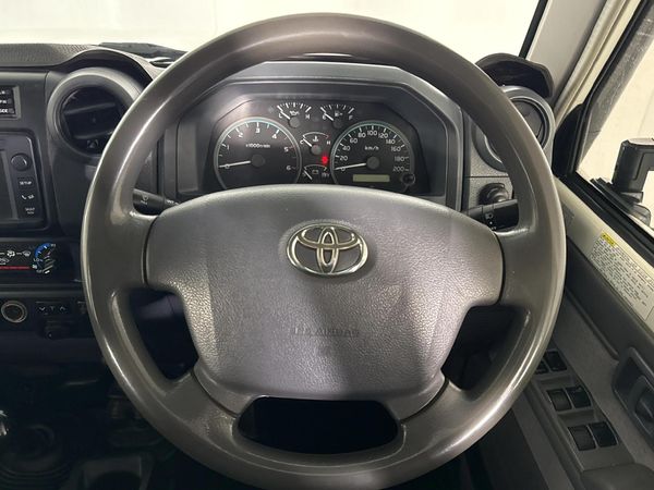 2017-Toyota-Land-Cruiser-79-45-D-Double-Cab image:11