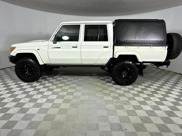 2017-Toyota-Land-Cruiser-79-45-D-Double-Cab image:18