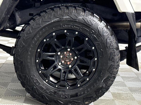 2017-Toyota-Land-Cruiser-79-45-D-Double-Cab image:6