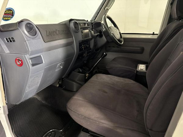 2017-Toyota-Land-Cruiser-79-45-D-Double-Cab image:8