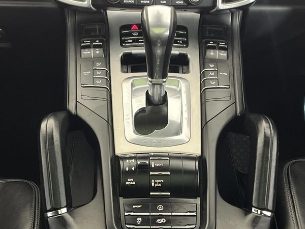 2017-Porsche-Cayenne-GTS-Auto image:7