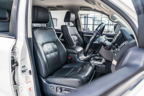 2019-Toyota-Land-Cruiser-200-45-D-V8-VX-R-Auto image:18