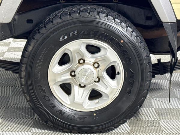 2021-Toyota-Land-Cruiser-79-42-D-Single-Cab image:4