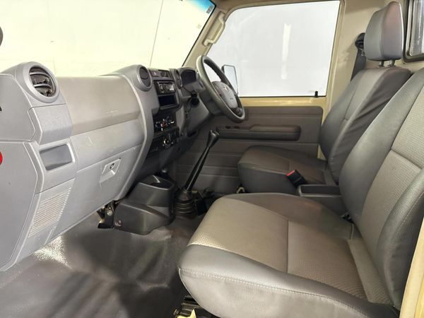2021-Toyota-Land-Cruiser-79-42-D-Single-Cab image:6
