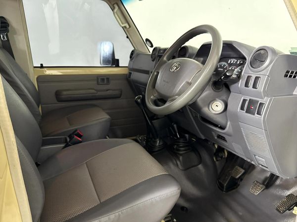 2021-Toyota-Land-Cruiser-79-42-D-Single-Cab image:7