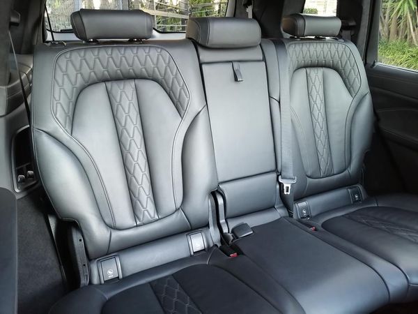 2021-BMW-X7-M50i image:6