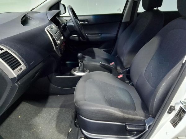 2010-Hyundai-i20-16 image:11