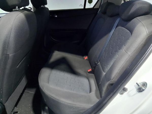 2010-Hyundai-i20-16 image:12