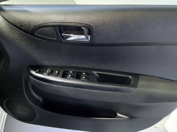 2010-Hyundai-i20-16 image:26