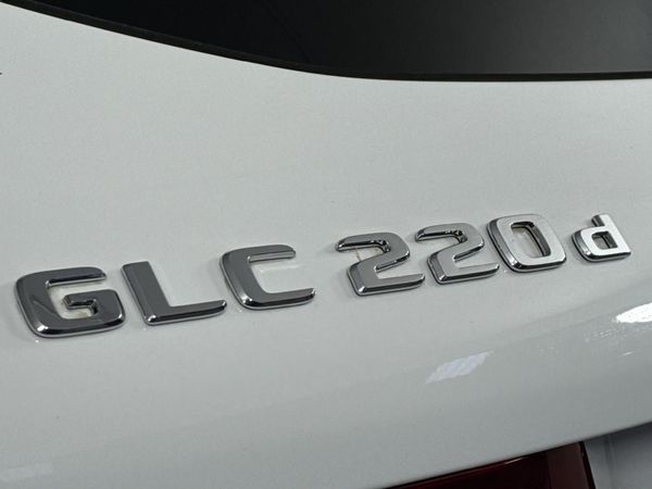2017-Mercedes-Benz-GLC-220d image:11
