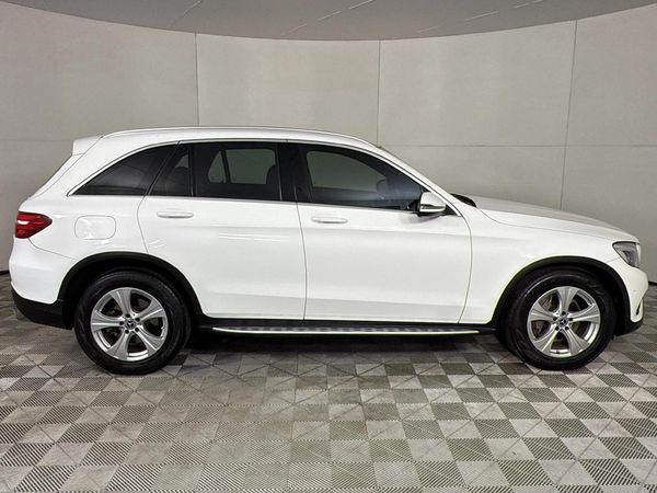 2017-Mercedes-Benz-GLC-220d image:17